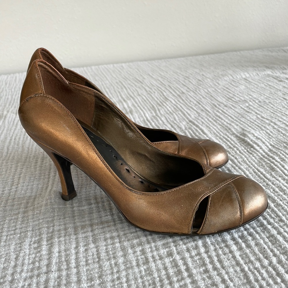 BCBG Girls, bronze leather heels, size 7.5